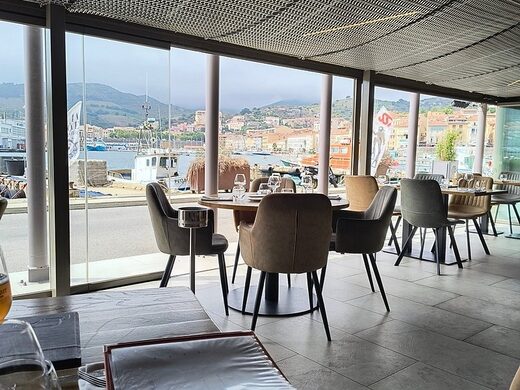 Une salle chaleureuse et conviviale